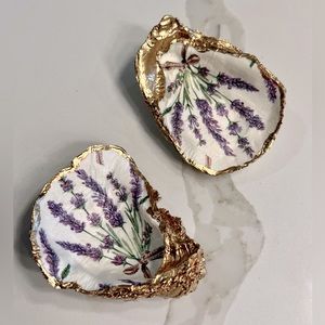 Decorative oyster shells
